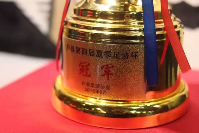 张本智和欢庆夺金：日本乒乓球队久违的胜利
